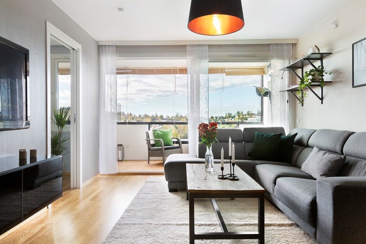 Stuen har en svært god størrelse hvor du blant annet får plass til sofa - og tv-seksjon Galleribilde