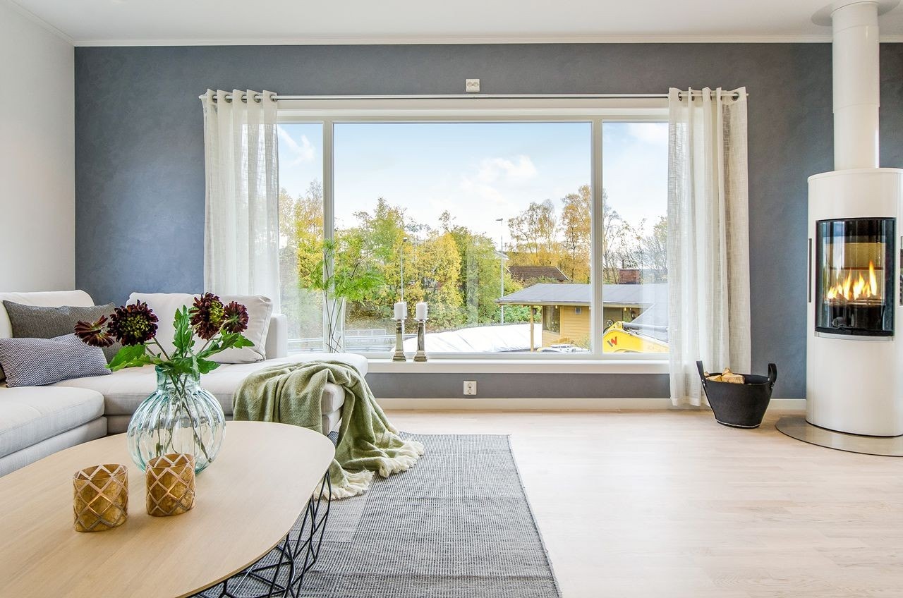 Flott stue med deilig peisovn Galleribilde