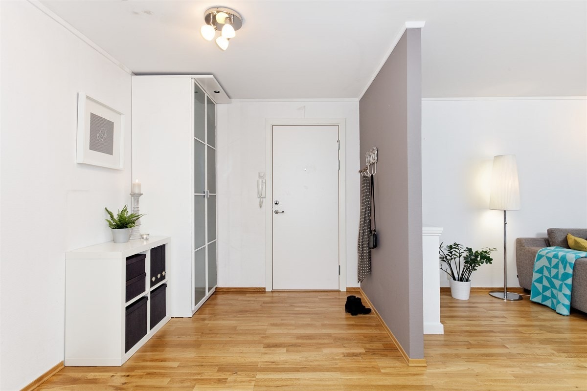 Hyggelig inngangsparti med god plass til yttertøy og sko Galleribilde