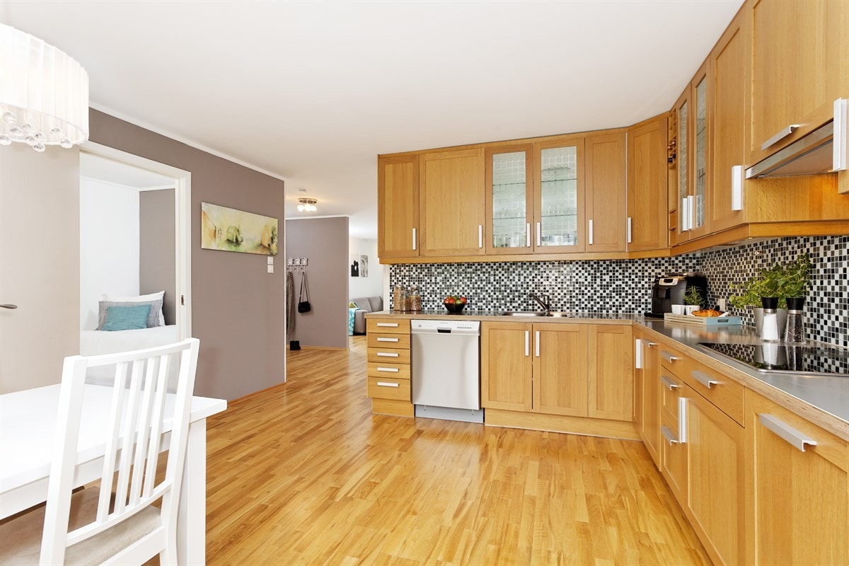 Kjøkkenet har rikelig med benke- og skapplass Galleribilde