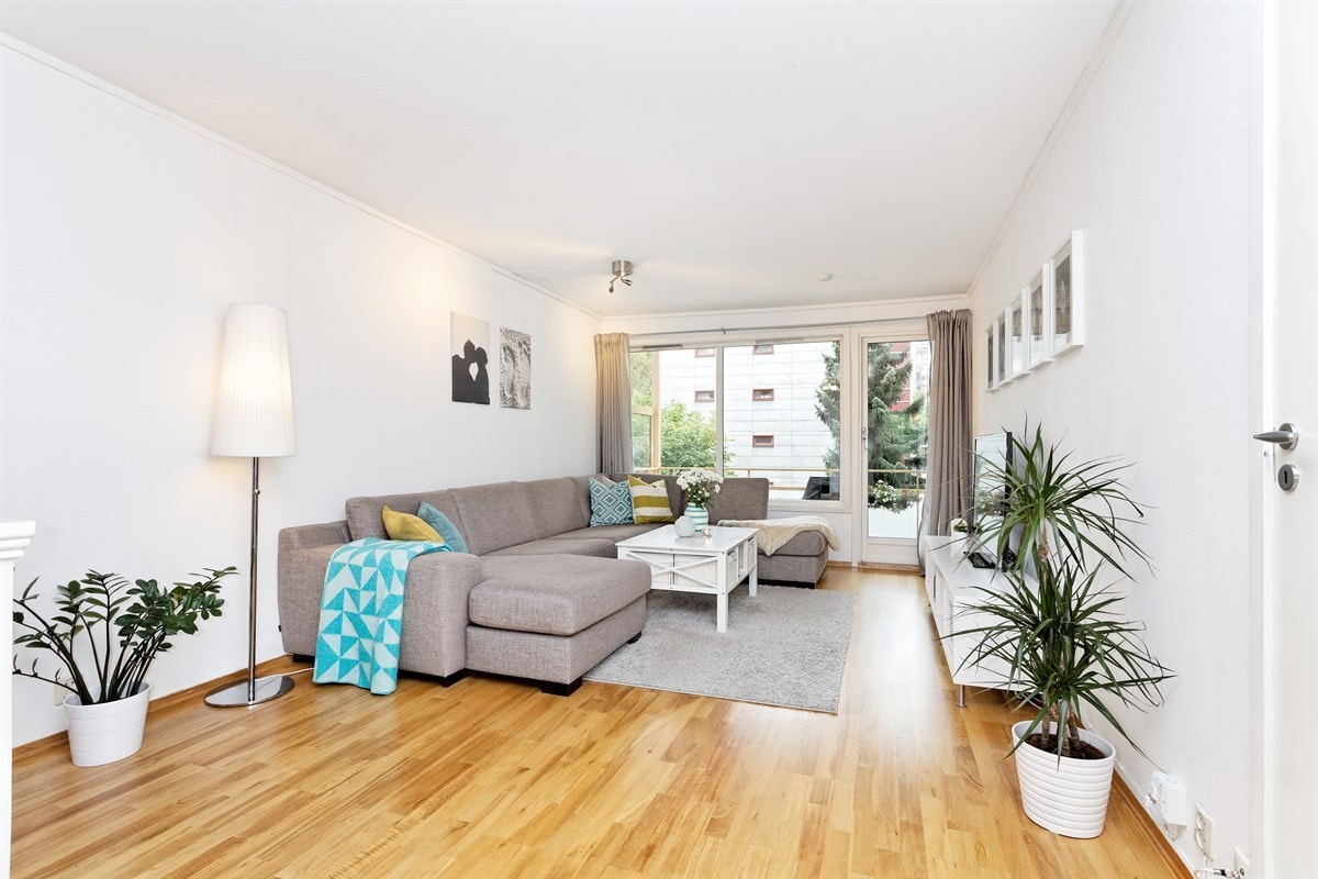 Lys og flott 3-roms med stor og solrik balkong og garasjeplass Galleribilde