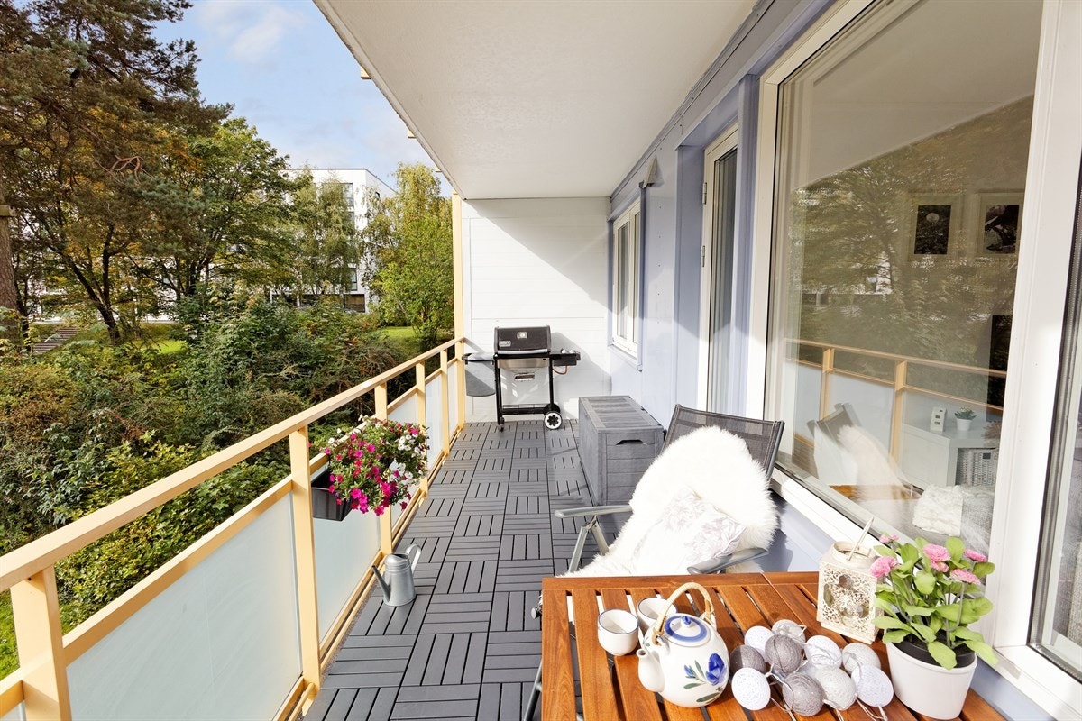 Leiligheten har en stor og sydvestvendt balkong på 11 kvm med meget gode solforhold Galleribilde