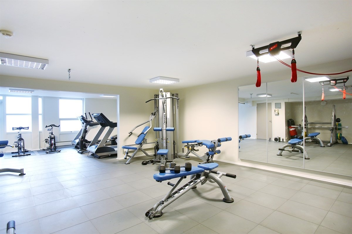 Trimrom, badstue, solarium og musikkrom i kjeller. I naboblokken nr. 96 finner du "Camilla", hvor du kan kjøpe rimelig middag 3 dager i uken Galleribilde