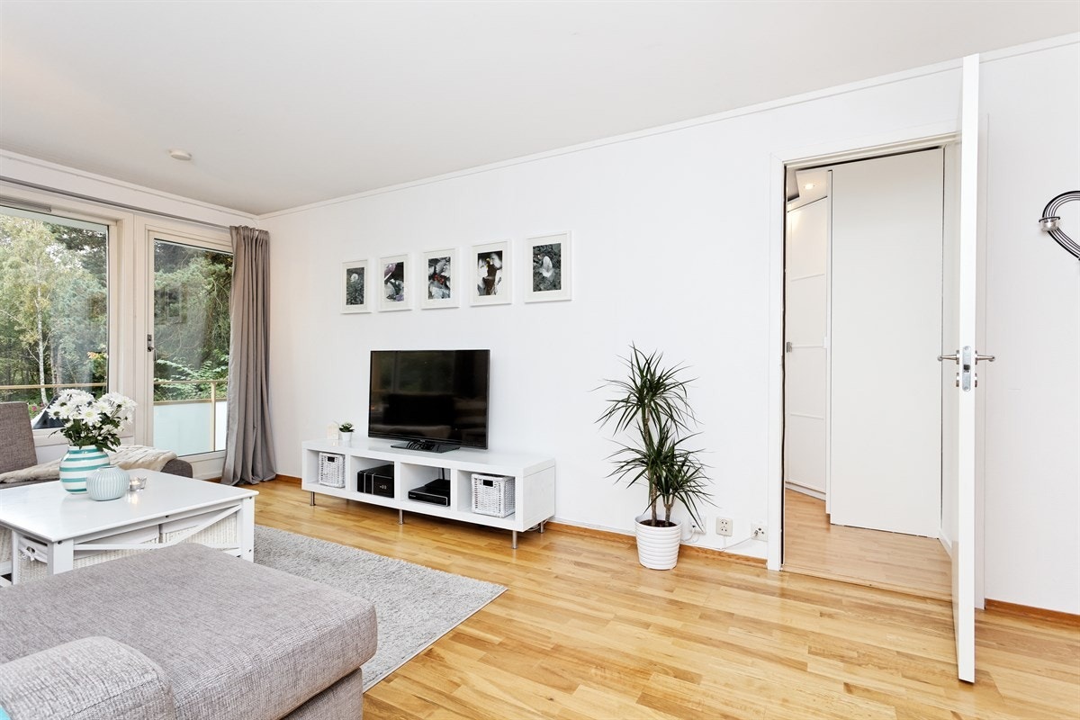 Stuen er romslig med god plass til sofa- og sittegrupper Galleribilde