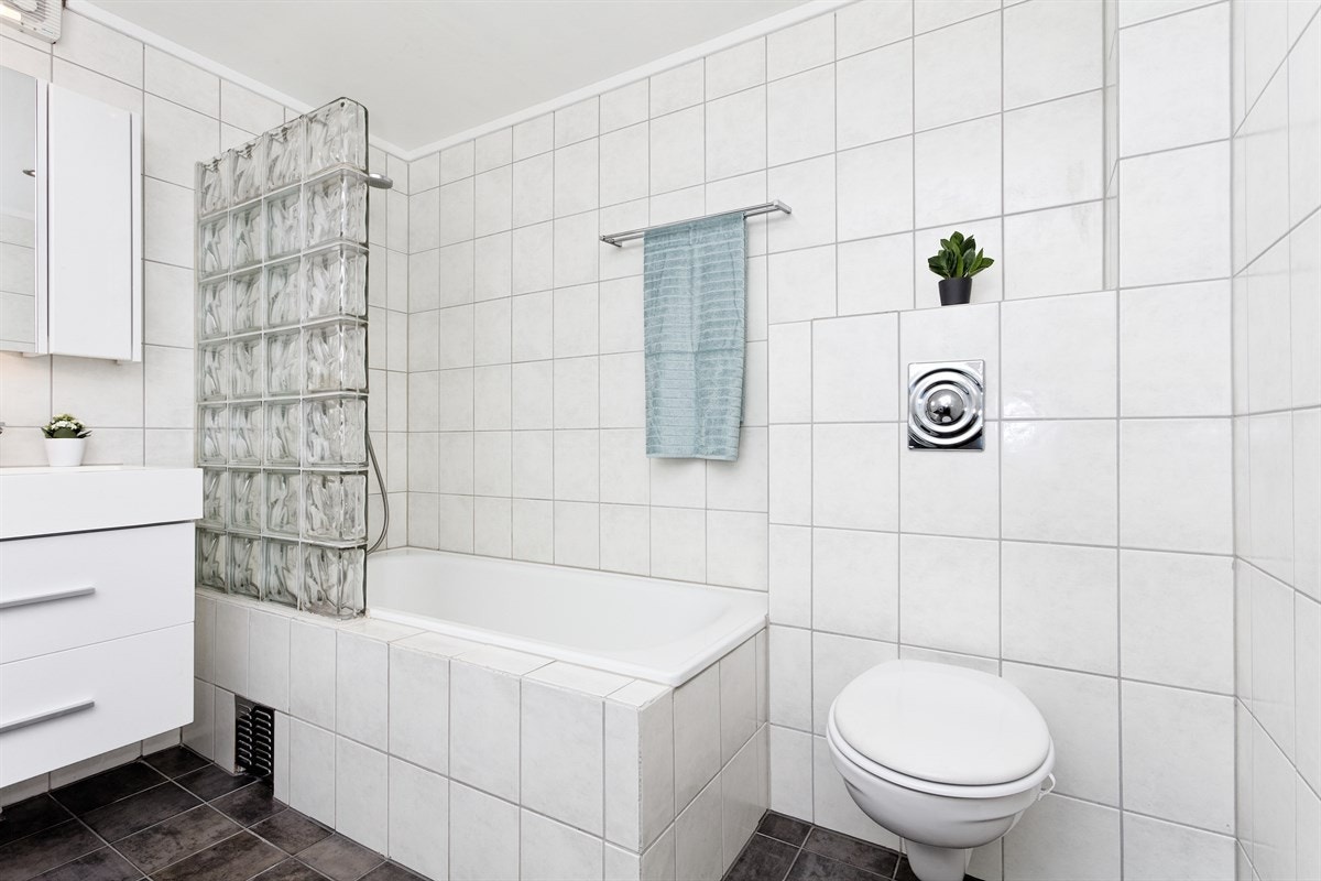 Badekar og dusj på badet Galleribilde