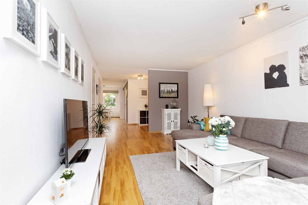 Gjennomgående løsning med store vinduer som gir gode lysforhold og en hyggelig atmosfære Galleribilde