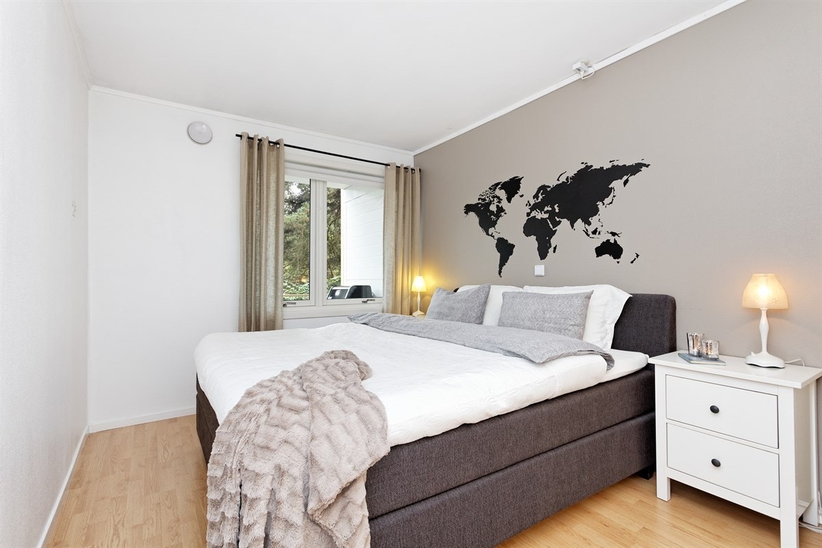 Romslig hovedsoverom med god plass til den store dobbeltsengen Galleribilde