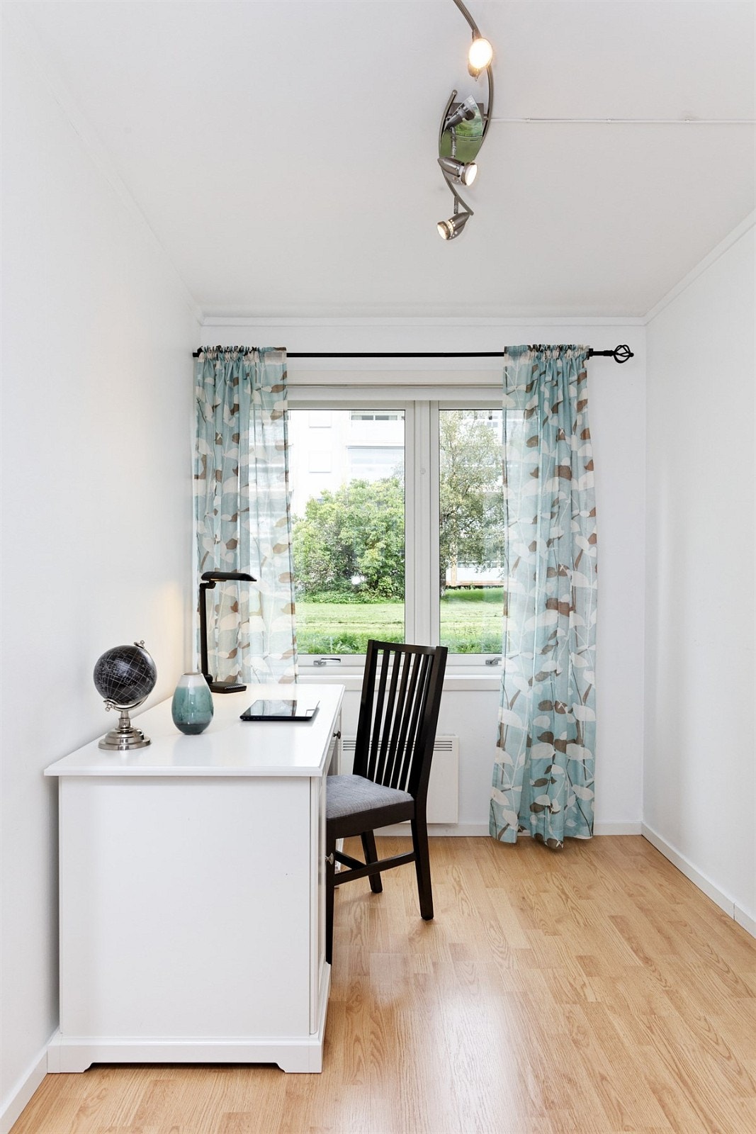 Soverom 2 har også plass til kontorplass og garderobeskap Galleribilde