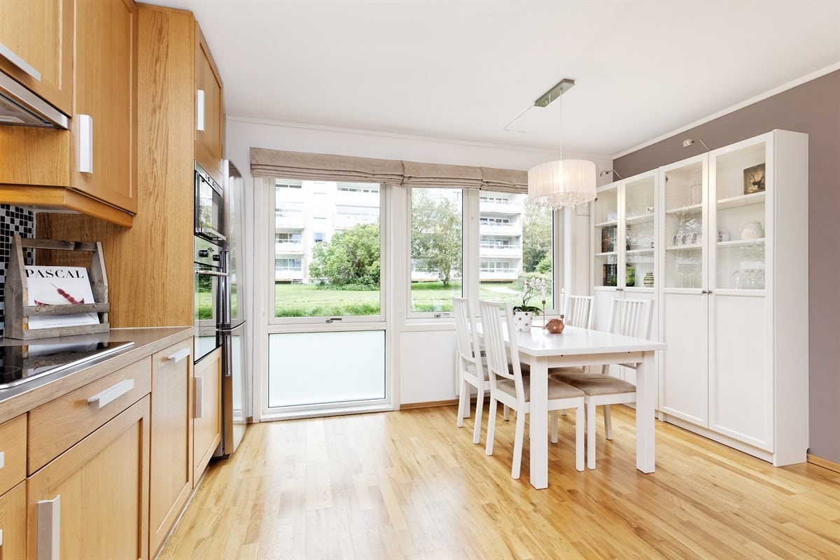 Stort spisekjøkken med plass til langbord Galleribilde