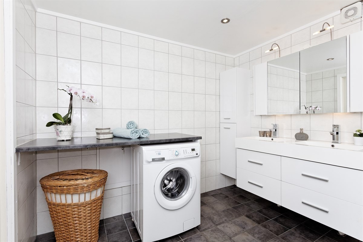 Romslig bad som ble pusset opp i 2007/08. Det er varmekabler i gulv og downlights Galleribilde