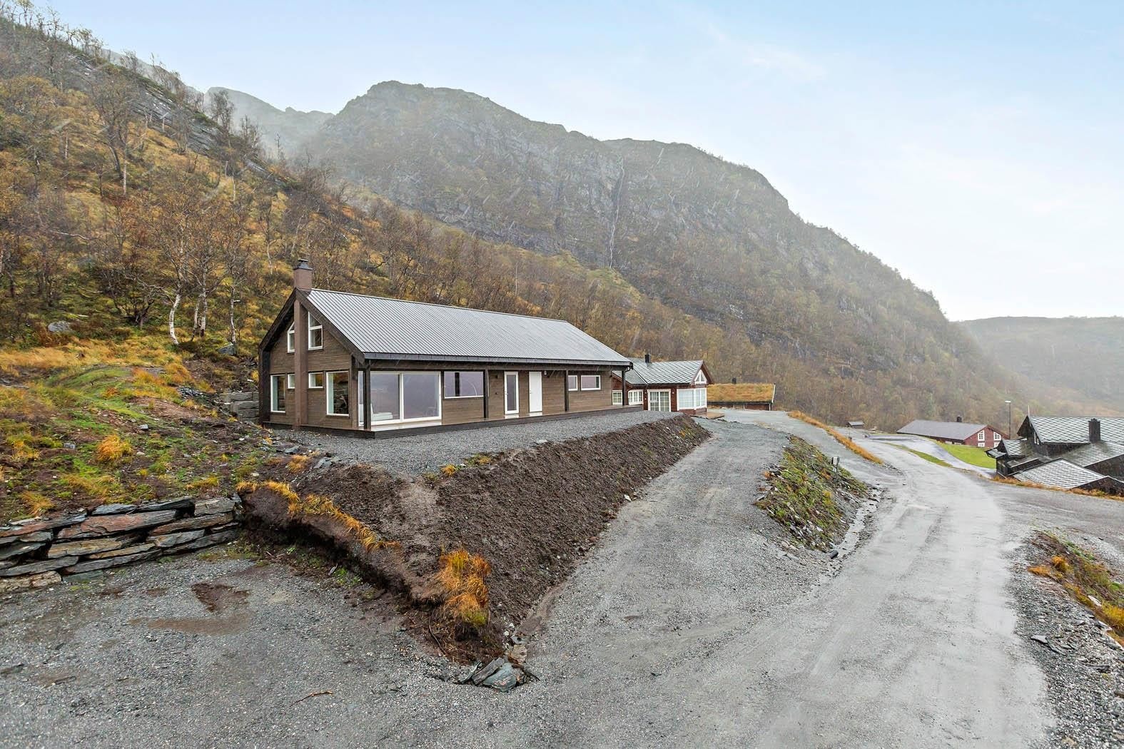 Kjørevei til hytten og god plass til flere biler. Utestikk for lading av El-bil eller til bruk av el. utstyr. Galleribilde