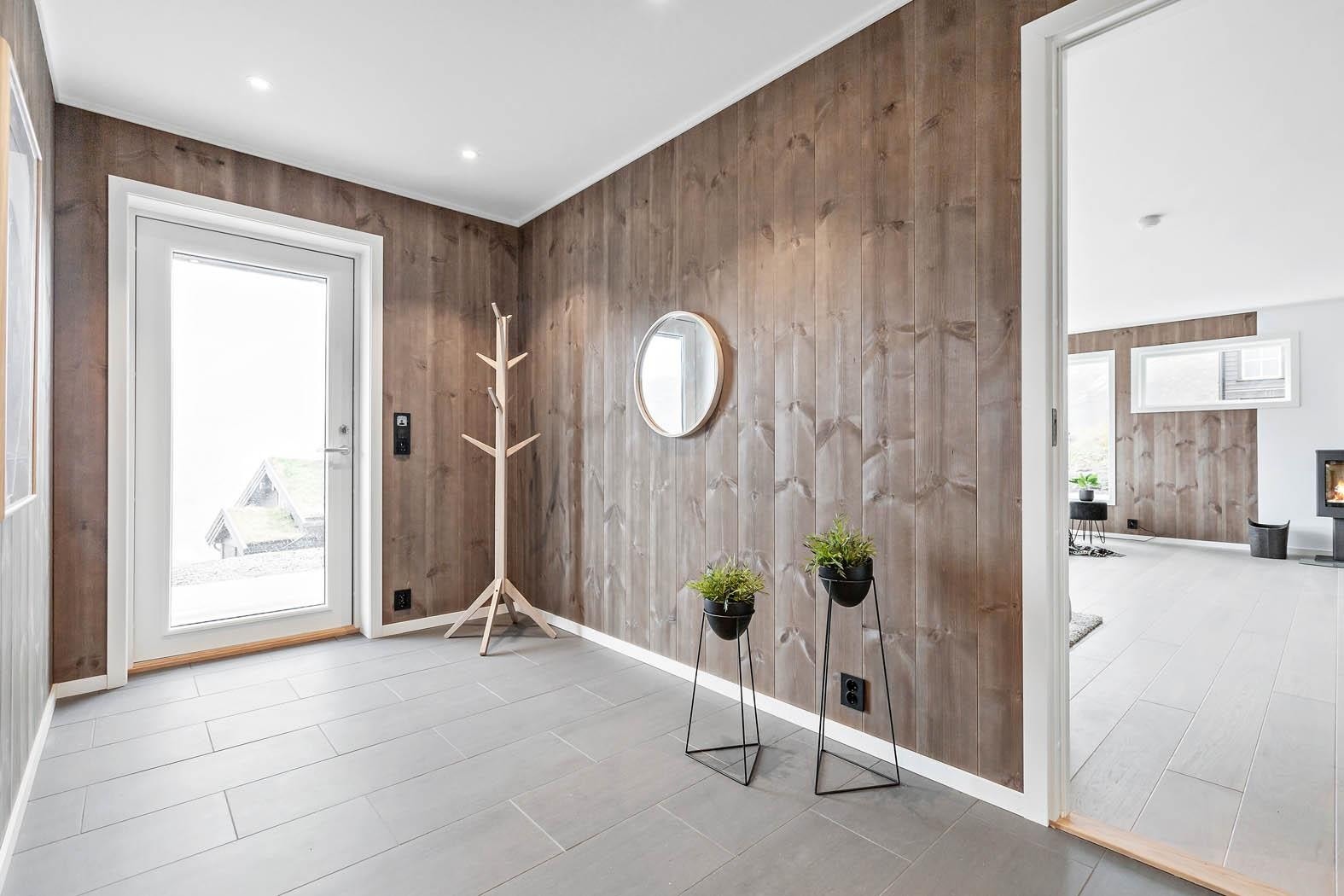 Romslig hall med god plass for garderobeløsning. Glassdør mellom ute og inne gjør gir ekstra lys og øker romvirkningen. Galleribilde