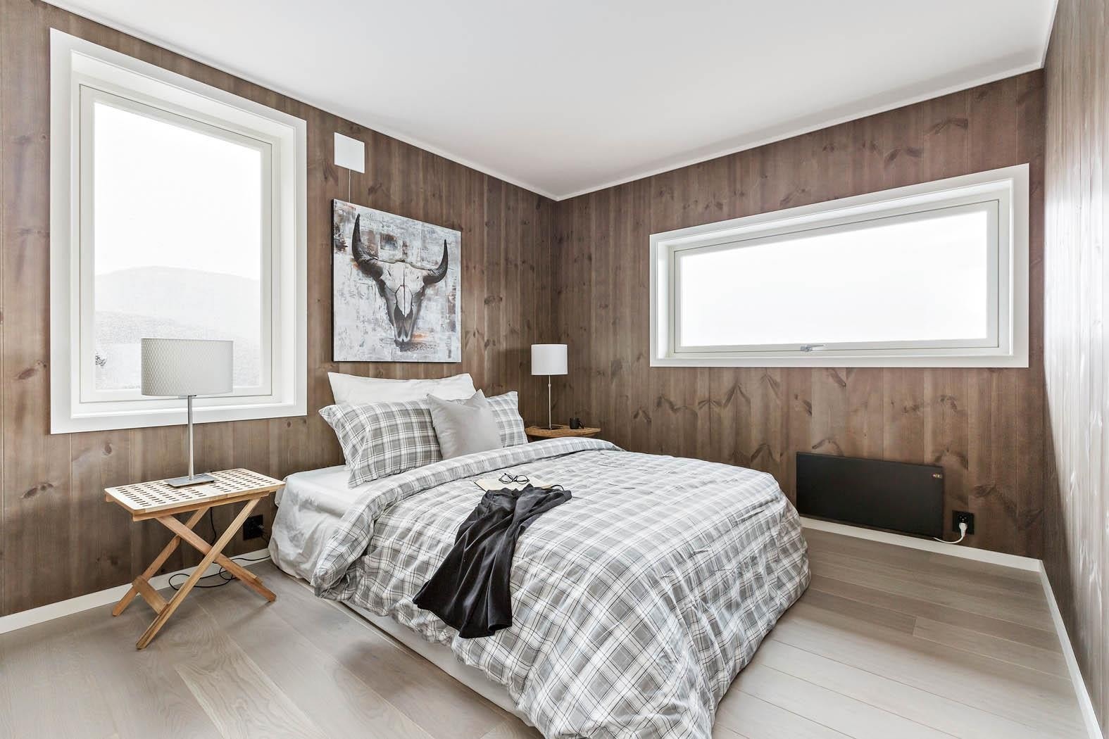 Soverom med god plass for dobbeltseng Galleribilde