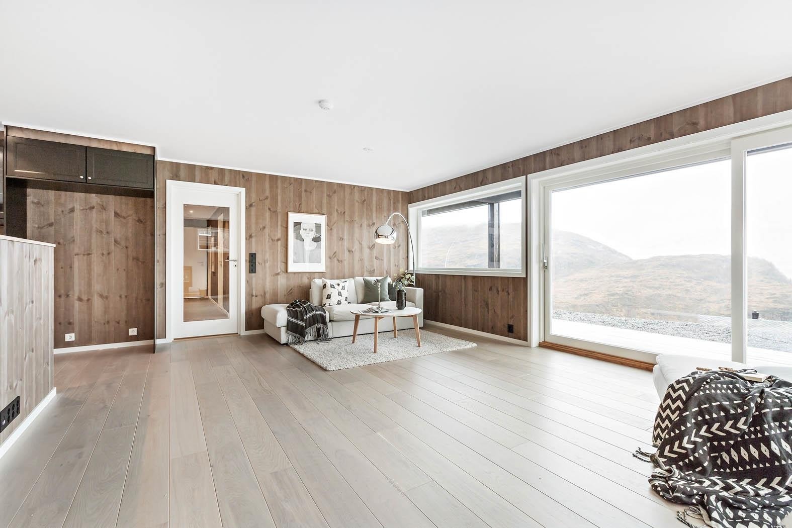 Store vinduer og skyvedør gjør at grensen mellom ute og inne viskes ut. Vakker utsikt nytes herfra! Galleribilde