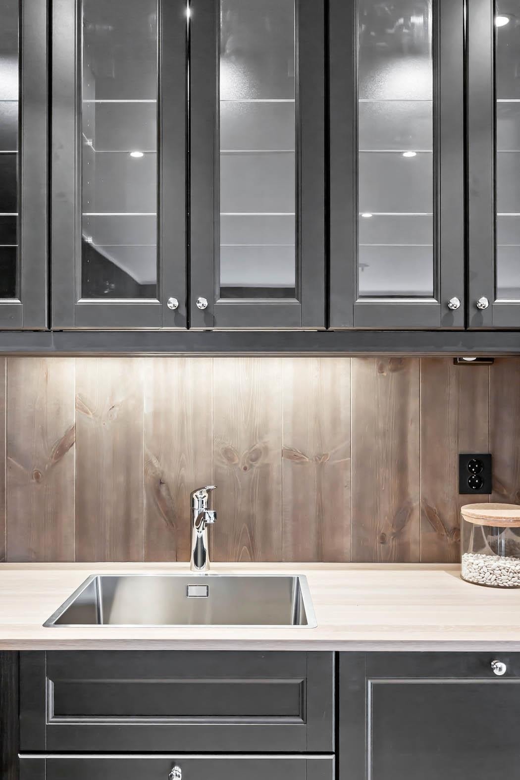 Alle stikkontakter og brytere samt panelovner er holdt i svart utførelse Galleribilde