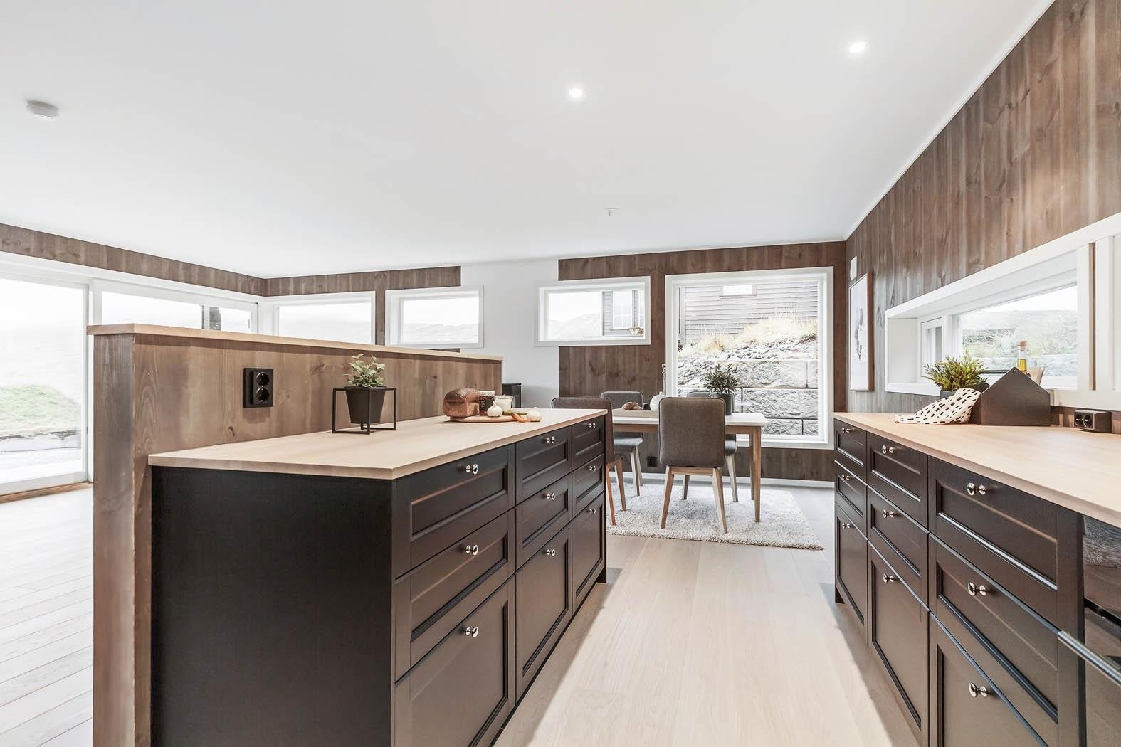 Integrert ovn, oppvaskmaskin, stekeplate og ventilator med komfyrvakt. Plass for kjøleskap og fryseskap Galleribilde