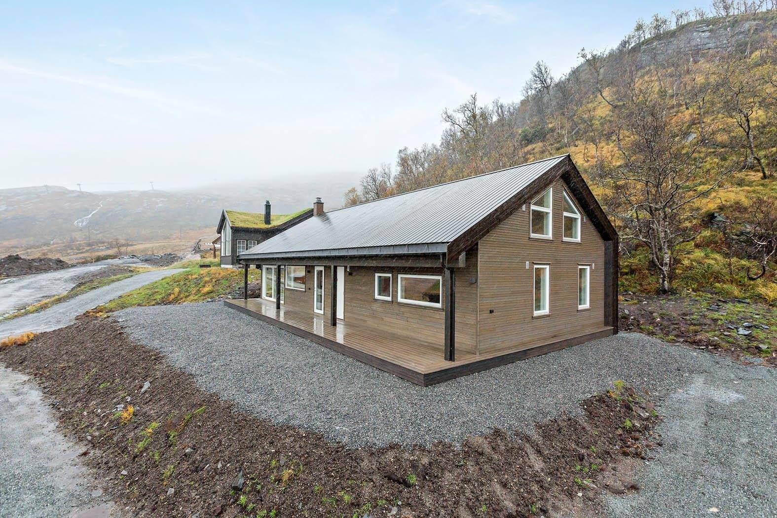 Det er pålagt jord rundt hytten som er gjødslet og isådd md naturgress. Galleribilde