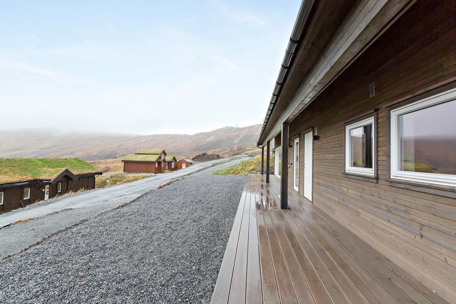 Dobbeltfalsett kledning med rett kant, vedlikeholdsfritt! Terrassebordene er også vedlikeholdsfri. Galleribilde