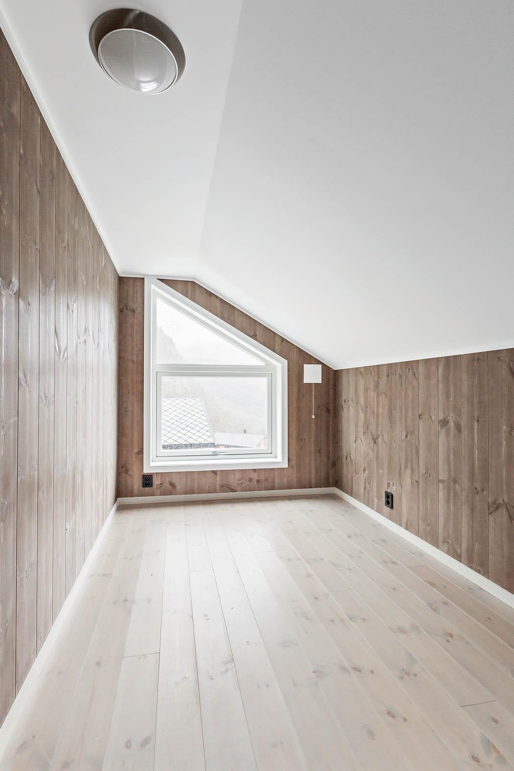 To loftsrom med store vinduer som kan åpnes. Galleribilde