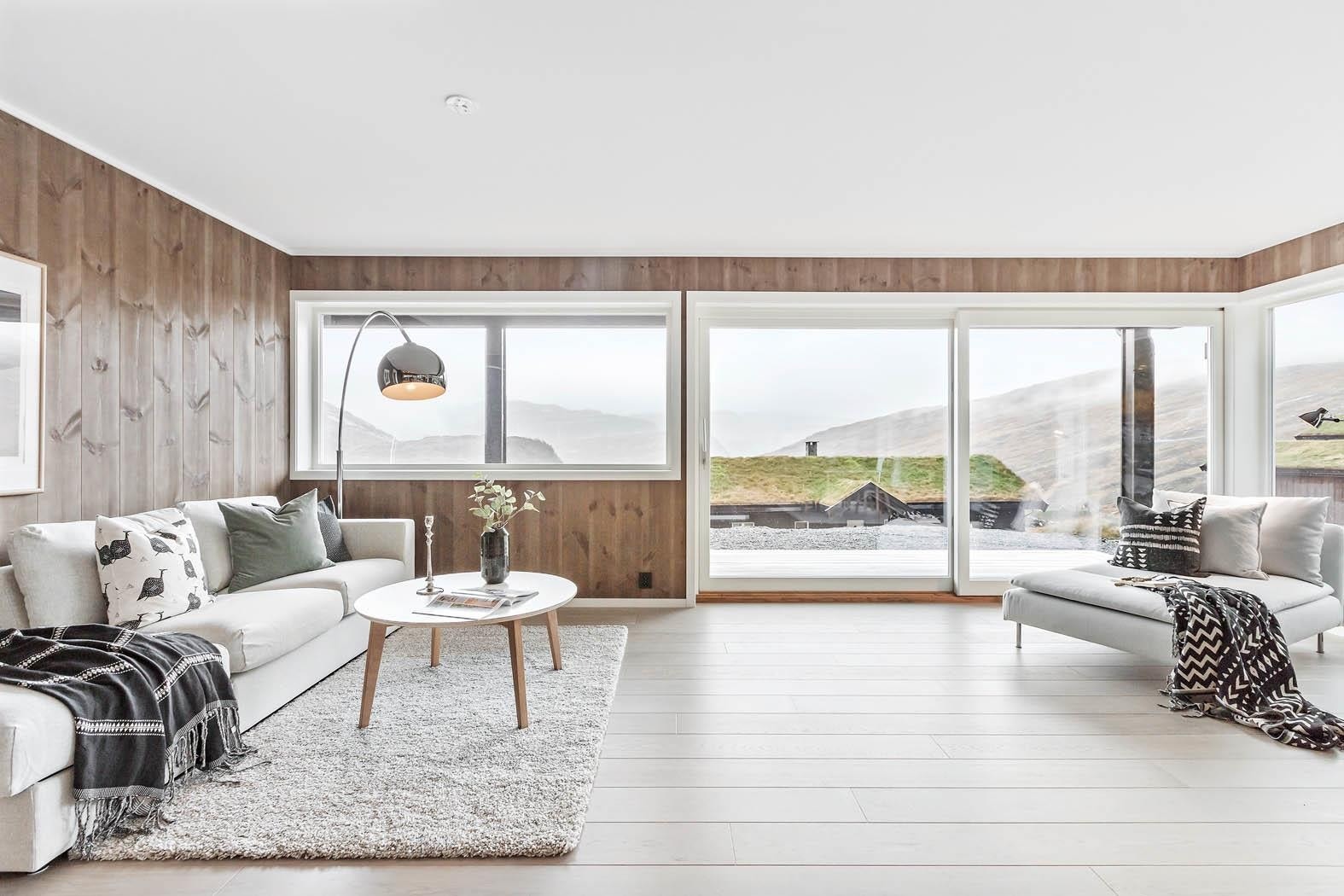 Vakkert gulv mot flotte vegger. Veggpanelet er levert fra Moelven (sprekkpanel/låvepanel) Galleribilde