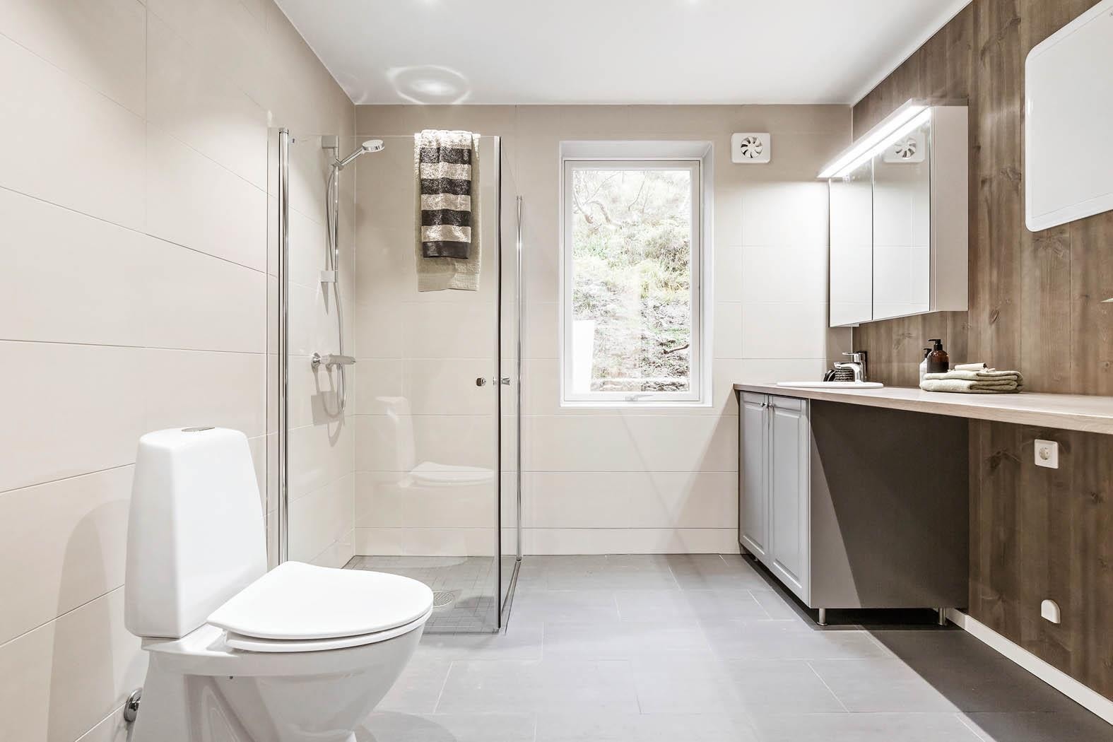 Bad nr to er også lekkert innredet, her opplegg for vaskemaskin og tørketrommel og 90 * 90 dusj Galleribilde