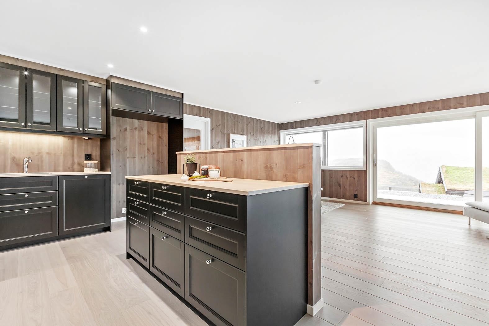 Stue og kjøkken er et åpent sosialt rom med god plass for variert møblering. Galleribilde