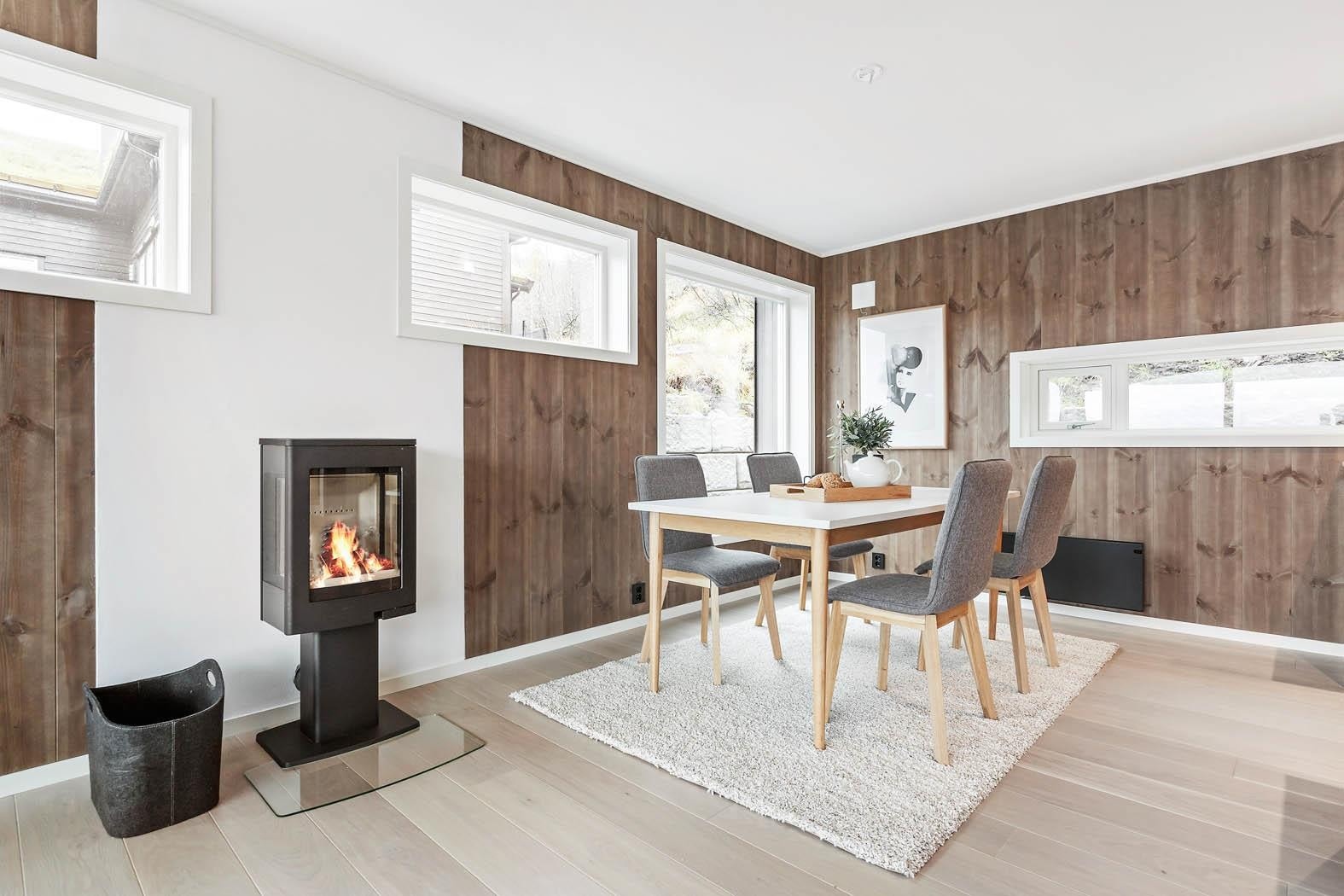 Her er det god plass til å invitere venner med seg. Takpunkt over spisestue og sofagruppe. Galleribilde