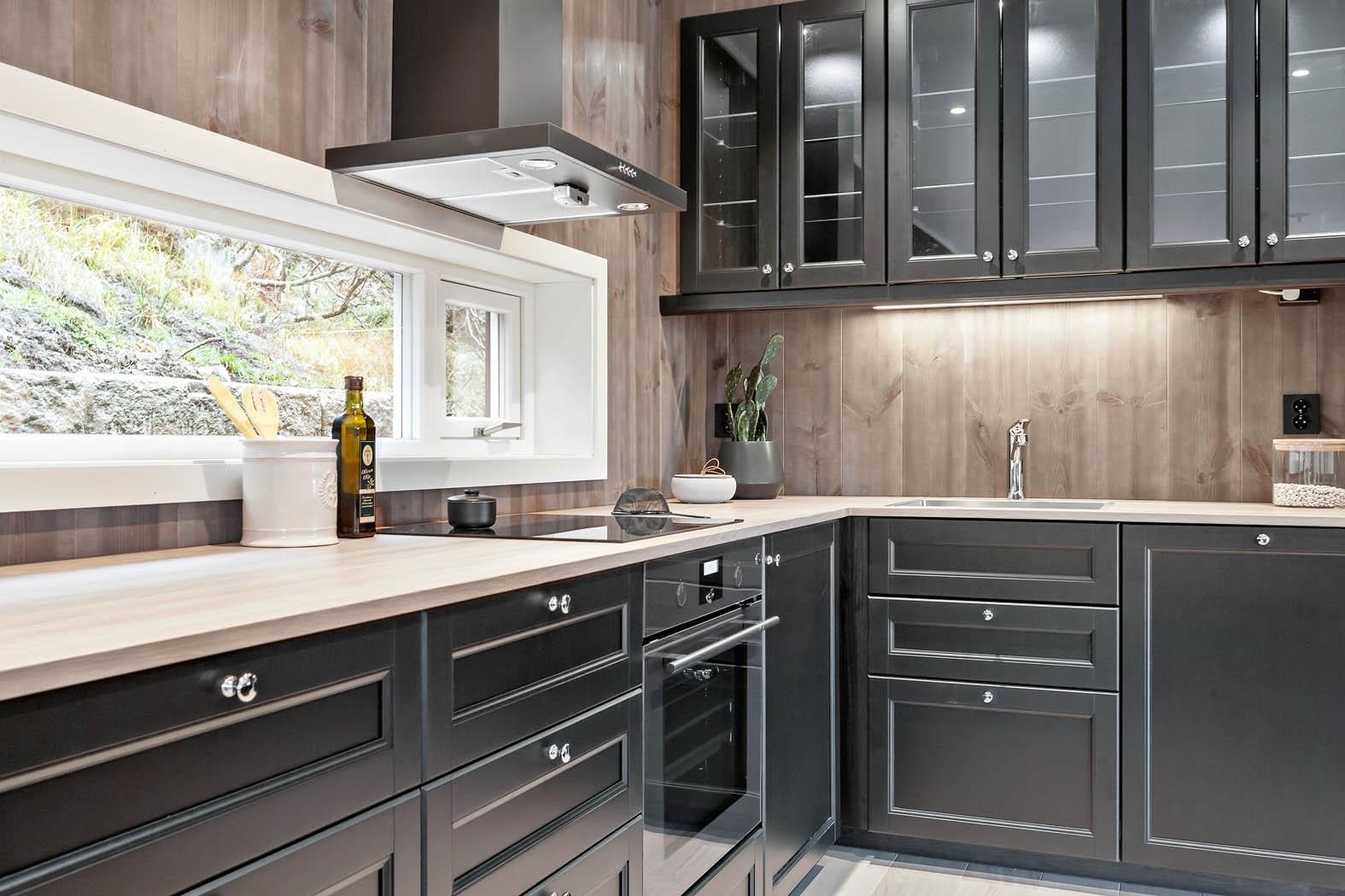 God med lys inni og under overskap. Galleribilde