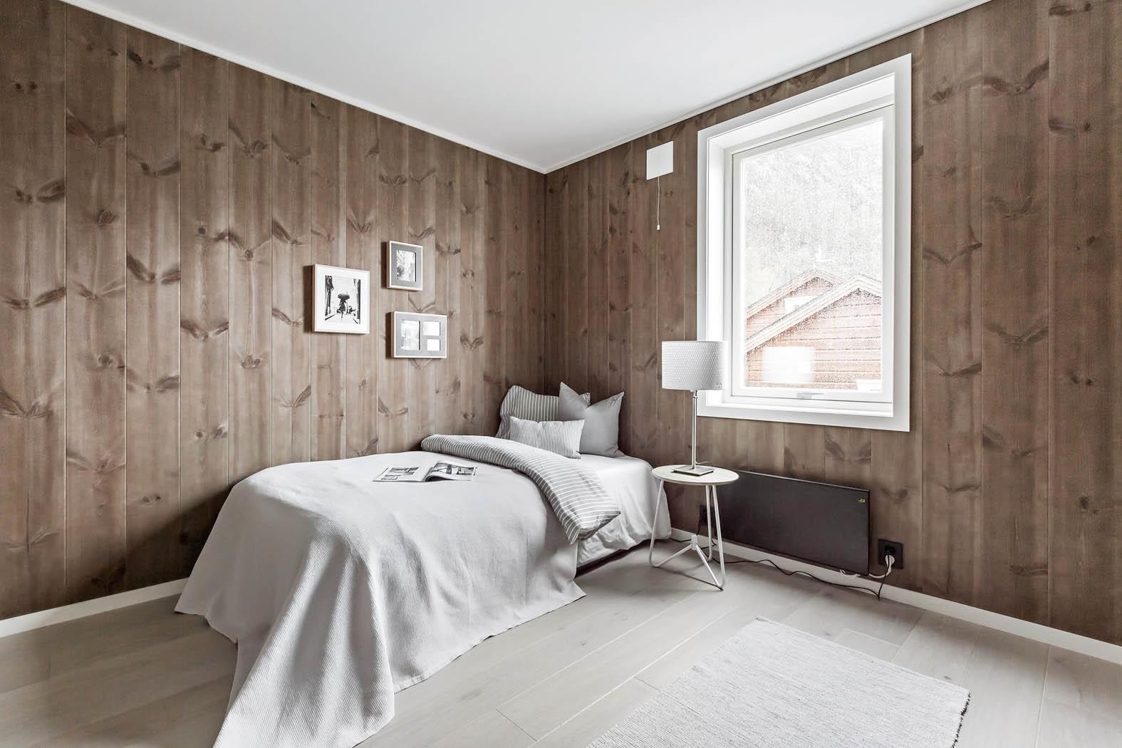 Et rom som er praktisk å innrede med to familiekøyer Galleribilde