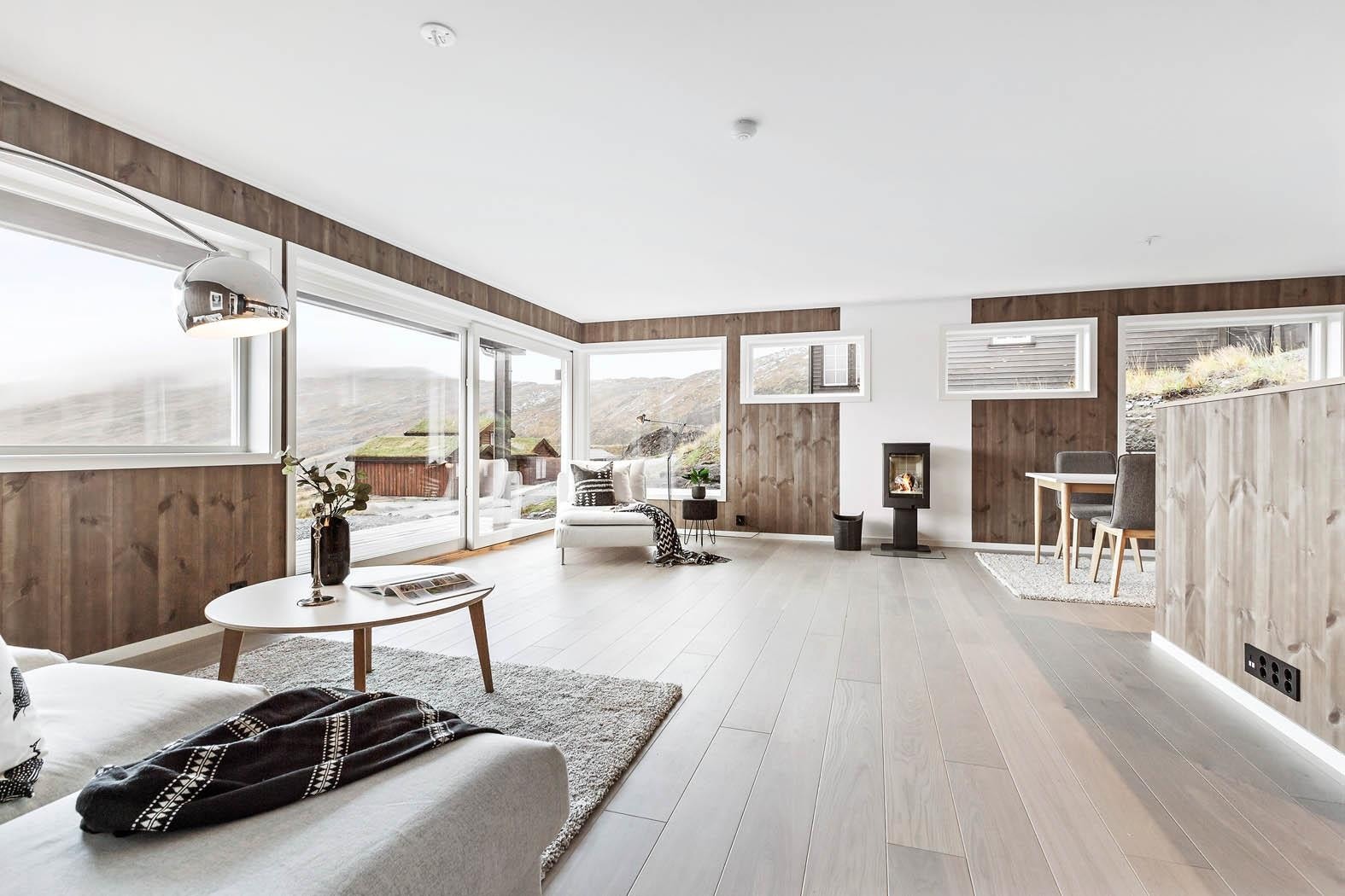 Flotte kvalitetsvalg er gjennomgående i hytten. Vinduene er levert ferdigmalte fra Natre. Galleribilde