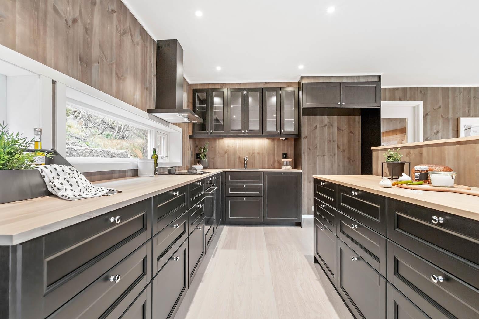 Veldisponert kjøkken med eik heltre benkeplate og masse skap og skuffelpass. Galleribilde