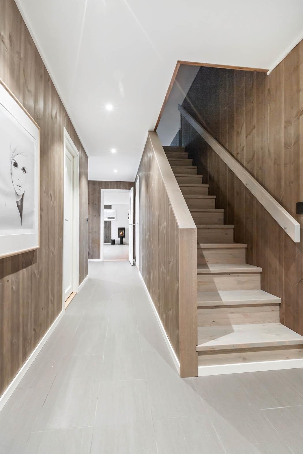 En vakker heltre trapp med underlimt vange fører deg til hems og to loftsrom. Leddlys i håndløper til trappen. Galleribilde