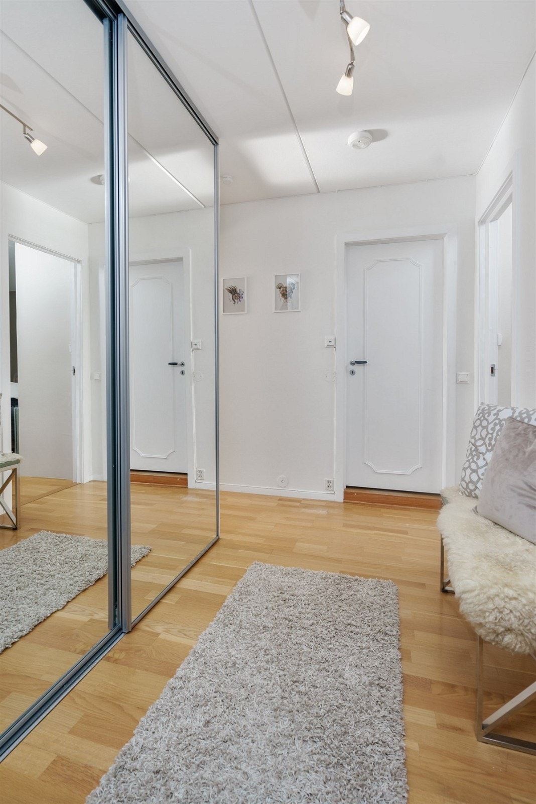 Entré med speil skyvedørsgarderobe. Plass til oppheng av yttertøy og sko Galleribilde