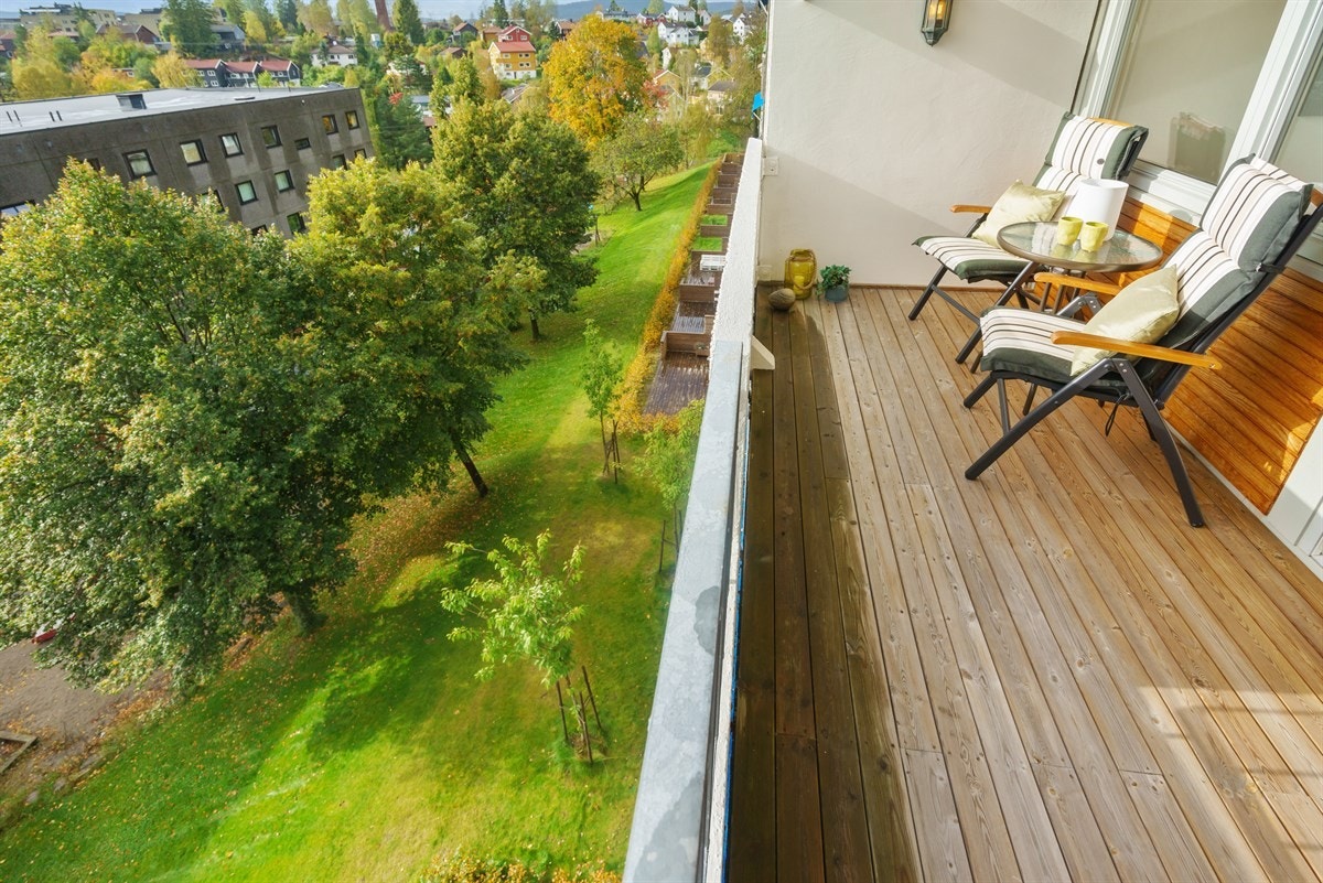 Det er utsikt over flotte grøntarelaer og lekeplasser Galleribilde