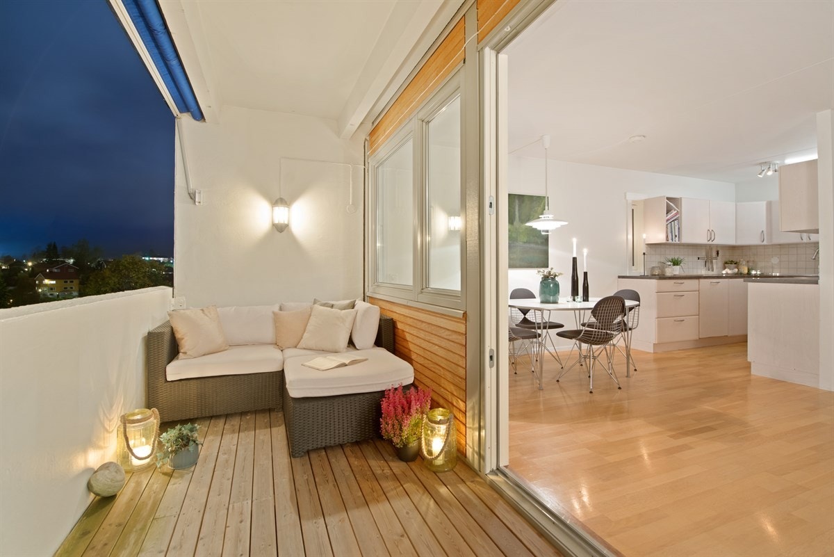 Fra stue har du fritt utsyn over nabobyggene. Balkongen er retning mot sydvest Galleribilde