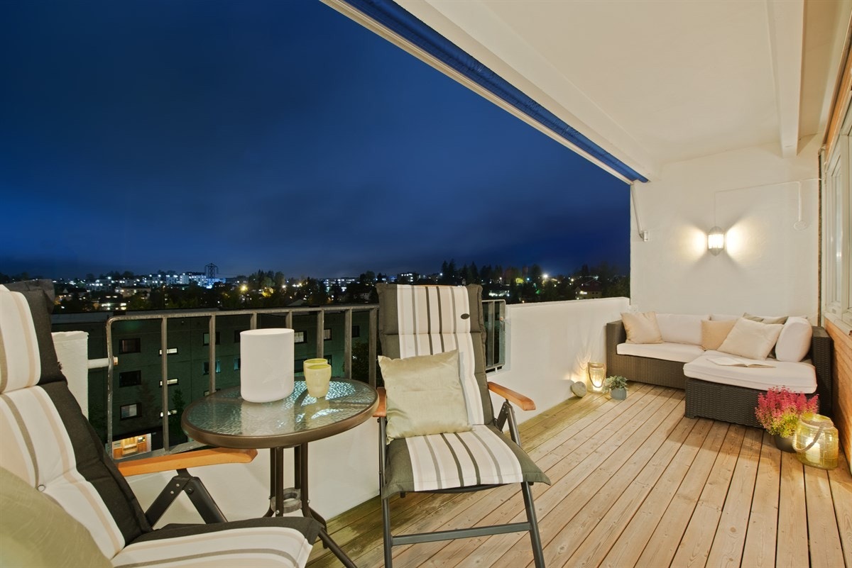 Balkongen kan fungere som en utvidelse av stuen med skyvedørene Galleribilde