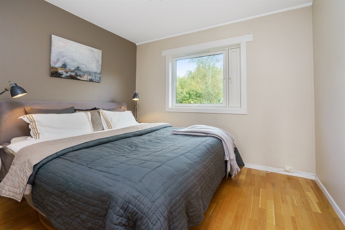 Soverom 1 med plass til dobbeltseng. Pene flater Galleribilde