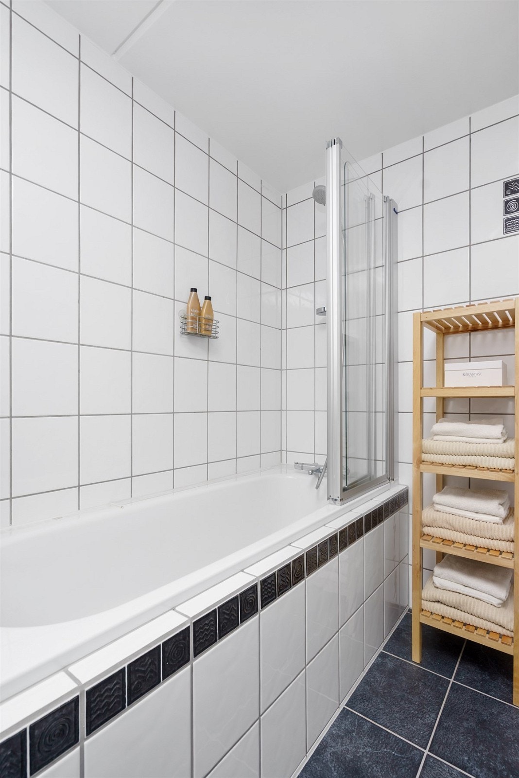 Baderom med praktisk utfoldbare dusjvegger Galleribilde