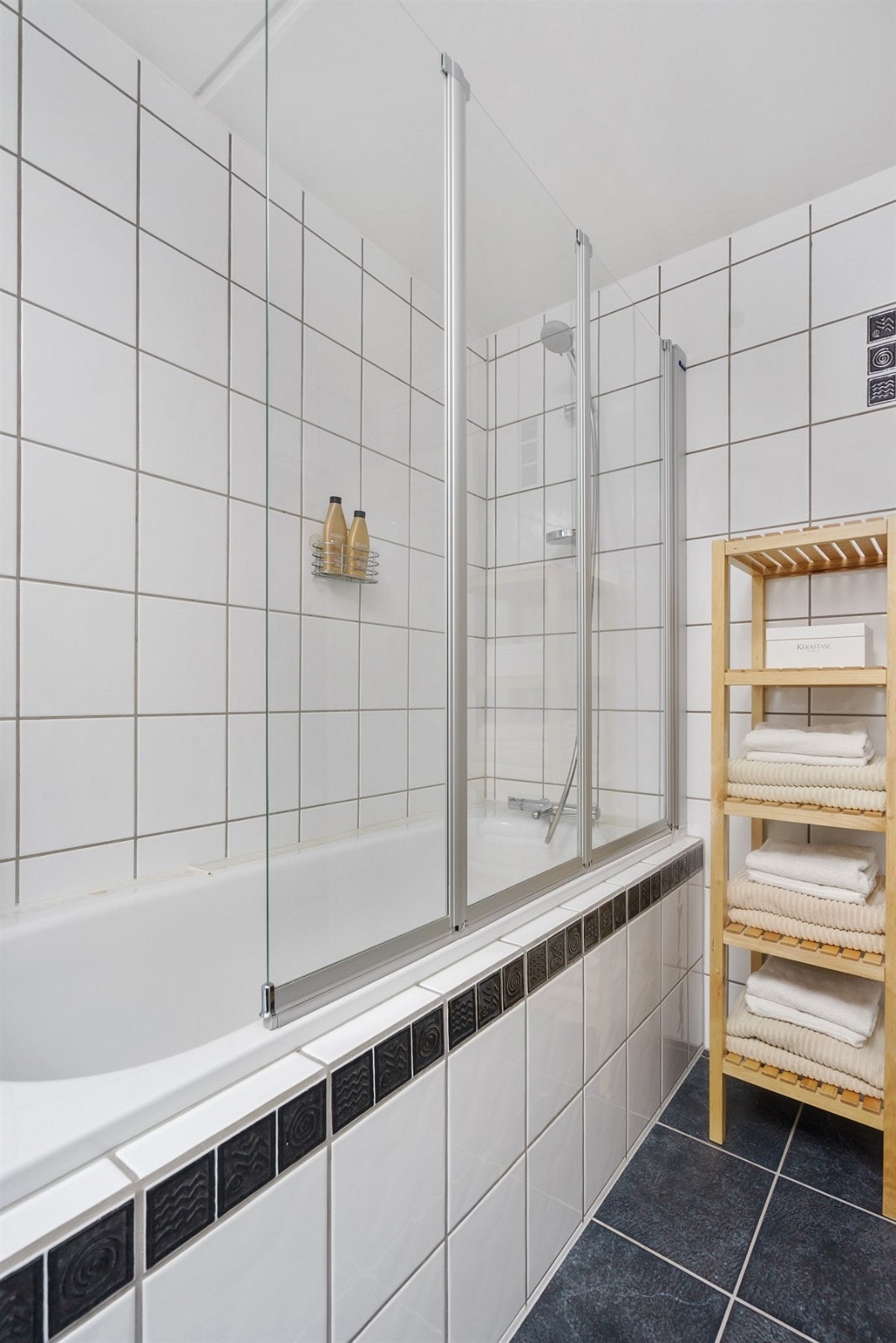 Baderom med utfoldbare dusjvegger Galleribilde