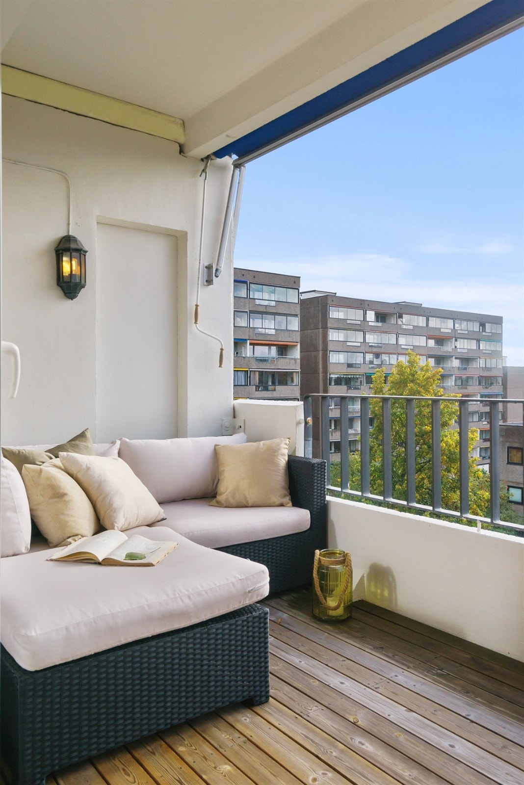 Balkongen er sydvestvendt på 10 kvm, med svært gode solforhold Galleribilde