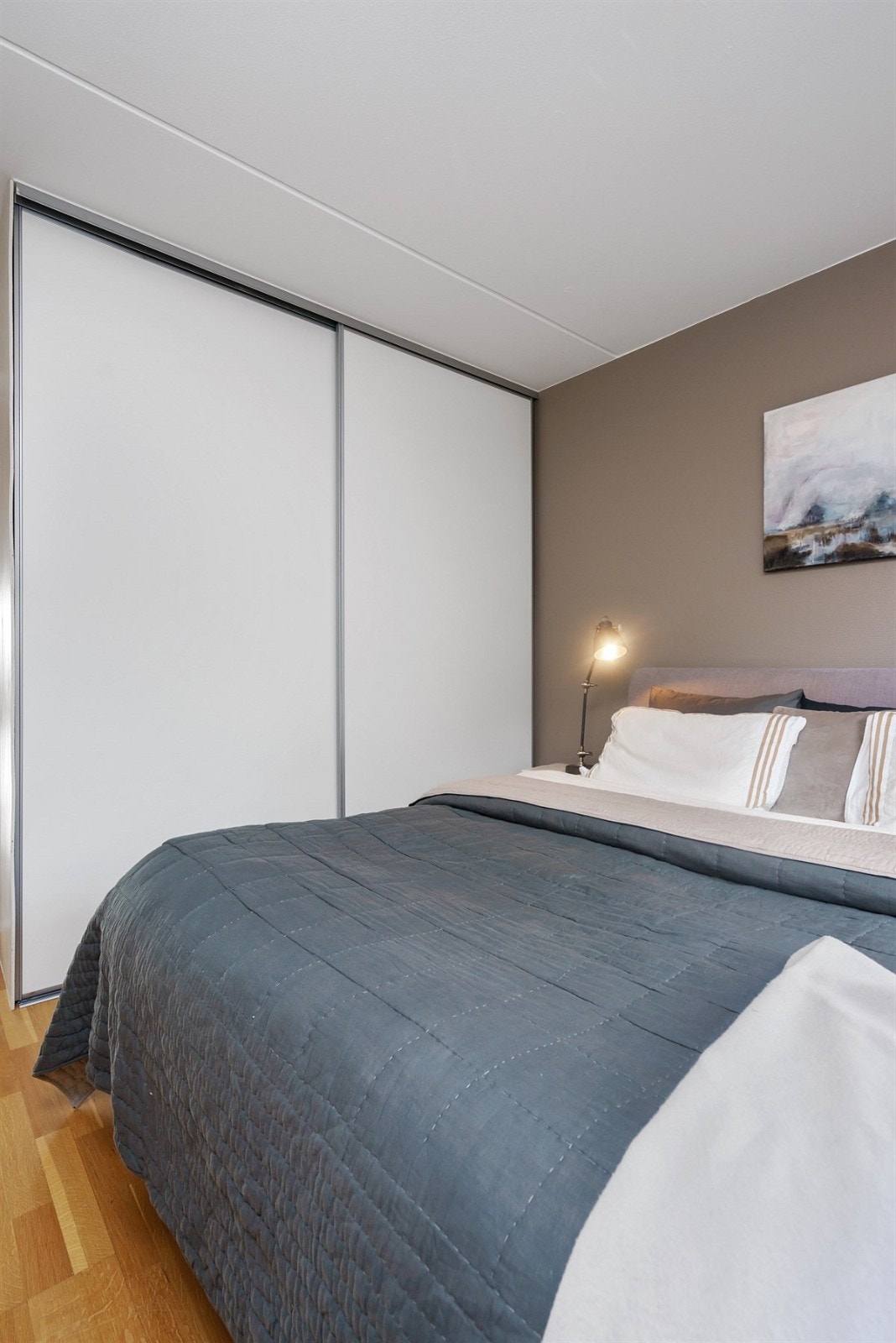 Soverommet har skyvedørsgarderobe med innredning som følger leiligheten Galleribilde