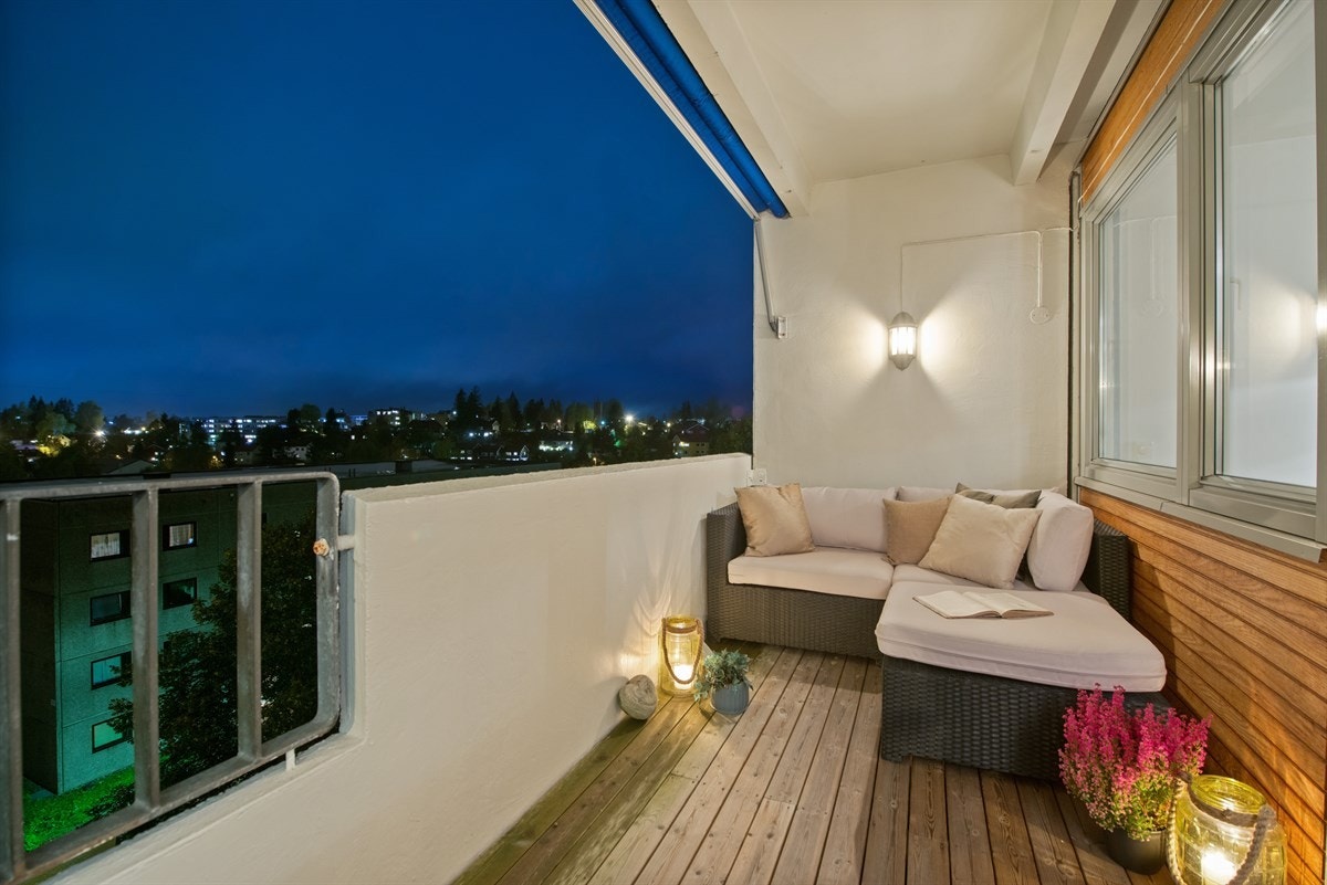 Stor balkong på 10 kvm. Muligheter for innglassing Galleribilde