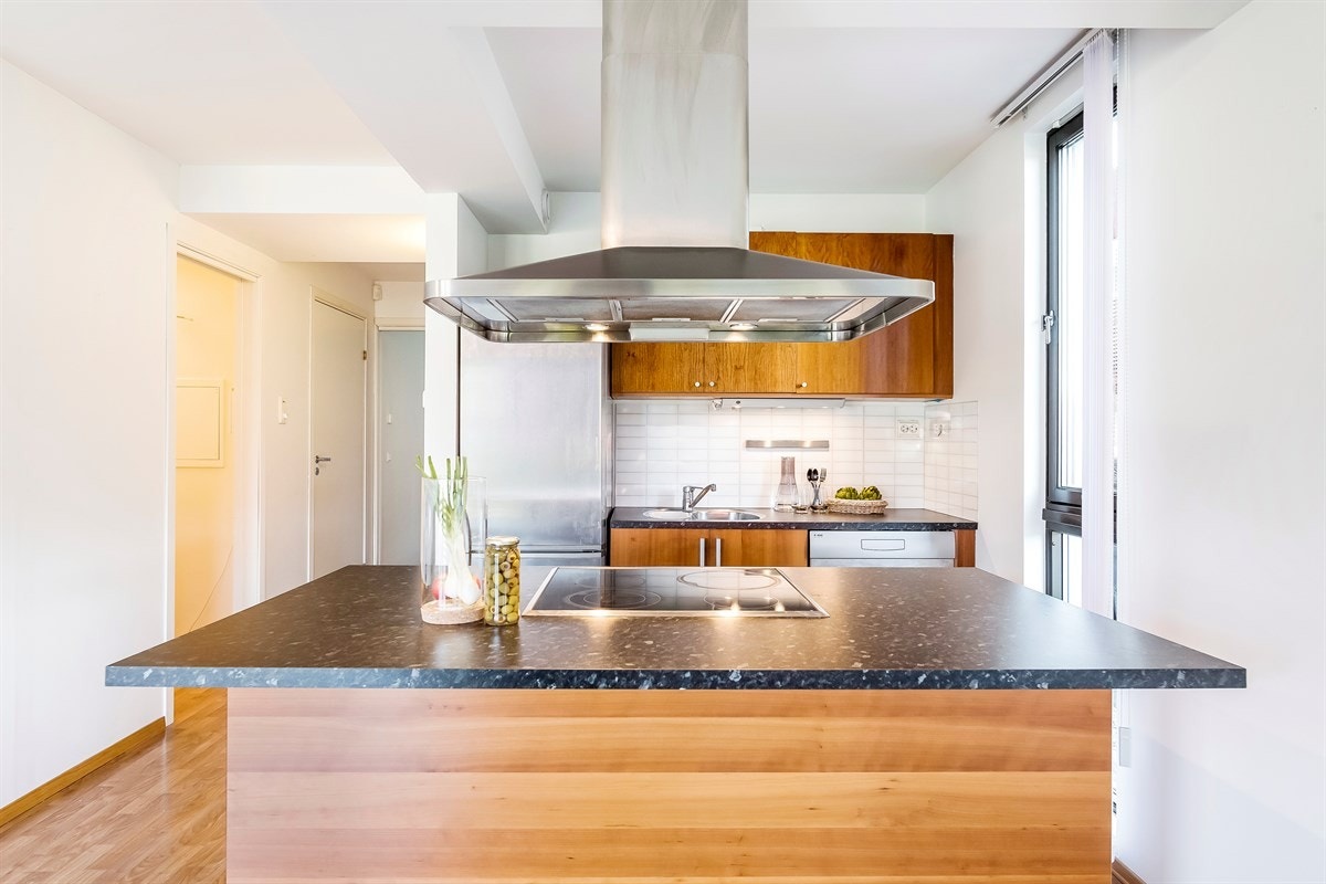 Kjøkkenøyen gir både ekstra sitteplasser, oppbevaring samt en fin inndeling av rommet Galleribilde