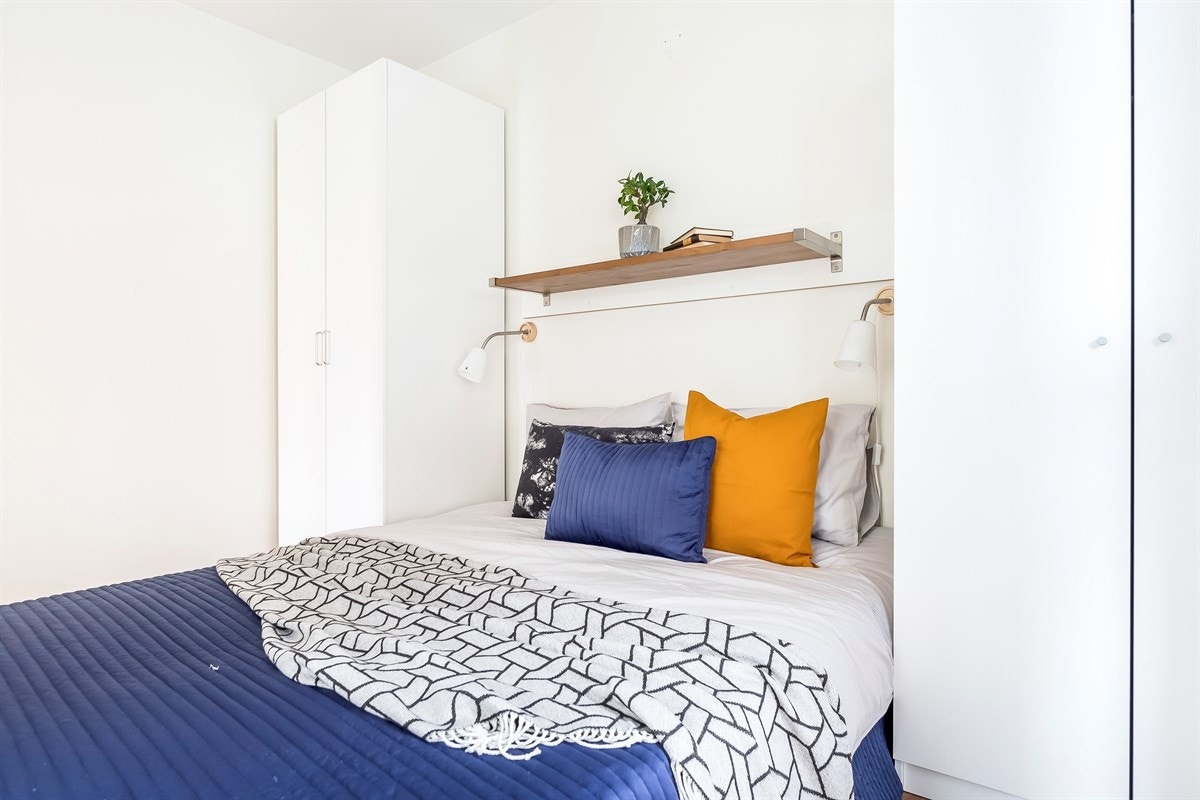 Det er gode oppbevaringsmuligheter i garderobeskap på hver side av sengen. Galleribilde