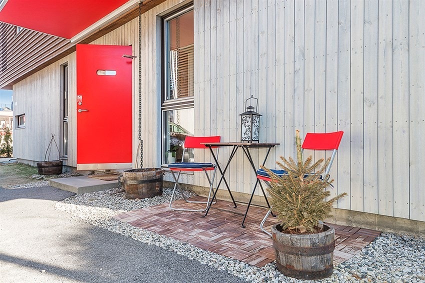 Inngangsparti med plass til parkering og med en liten uteplass. Galleribilde