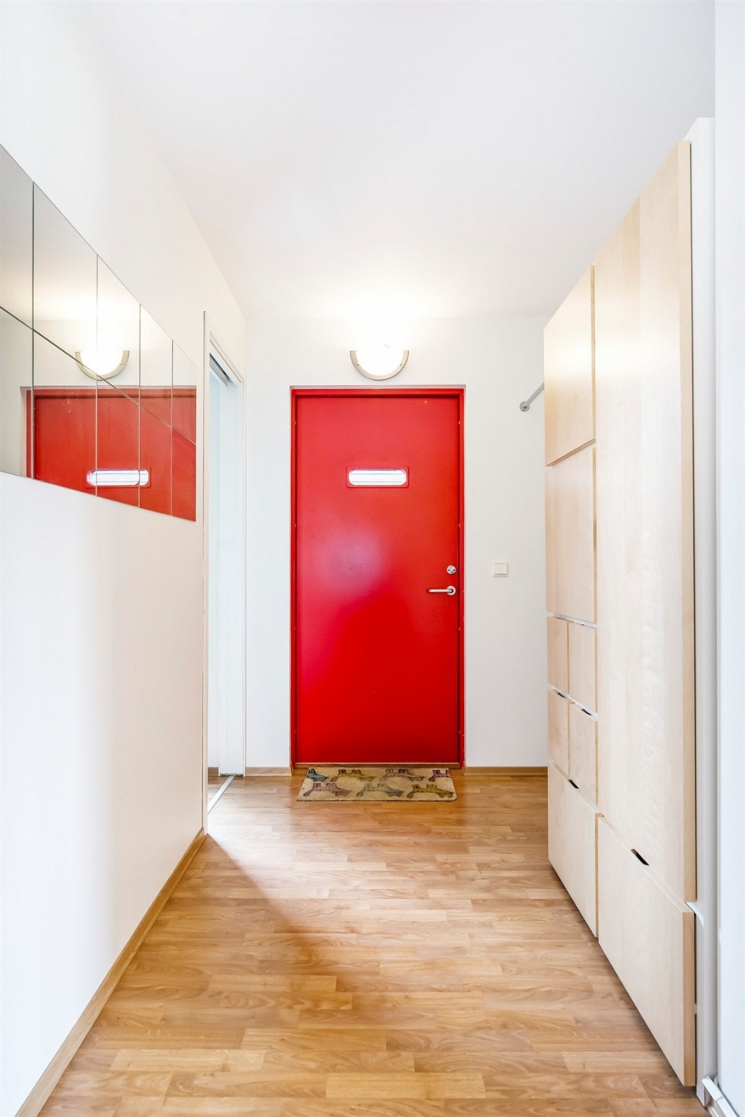 Entré med garderobeskap og plass til sko og tøy. Galleribilde