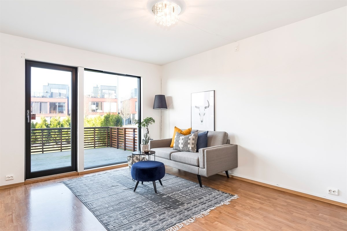 De store vindusflatene sørger for at det slippes inn rikelig med naturlig lys, noe som også bidrar til økt romfølelse. Galleribilde