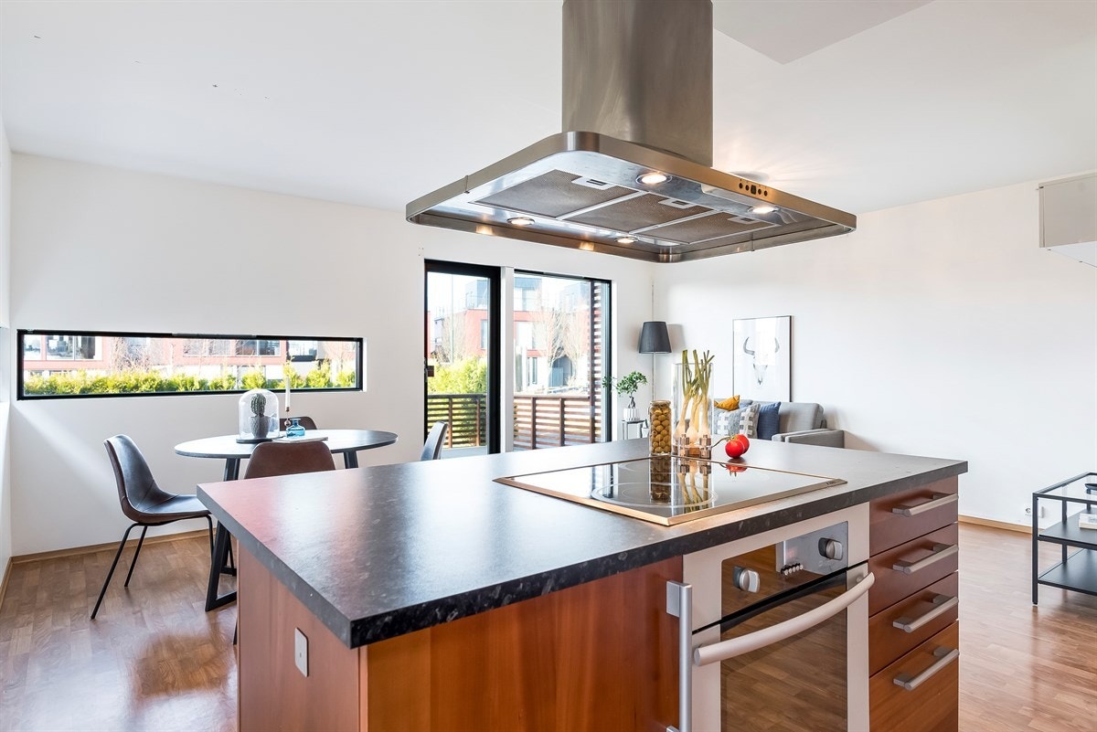 Den åpne løsningen gjør det sosialt i stuen når man har besøk. Galleribilde