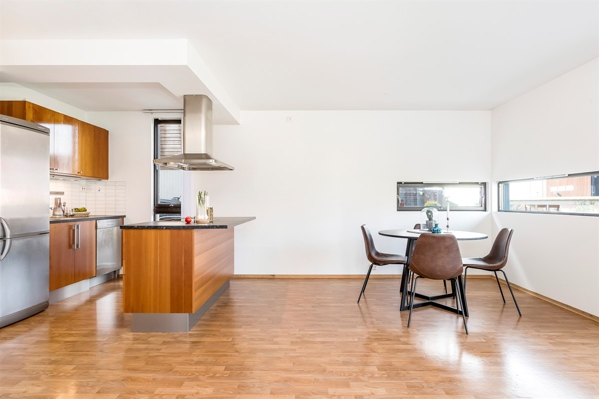 Kjøkkenet er i en åpen løsning mot stuen og er praktisk og funksjonelt utformet. Galleribilde