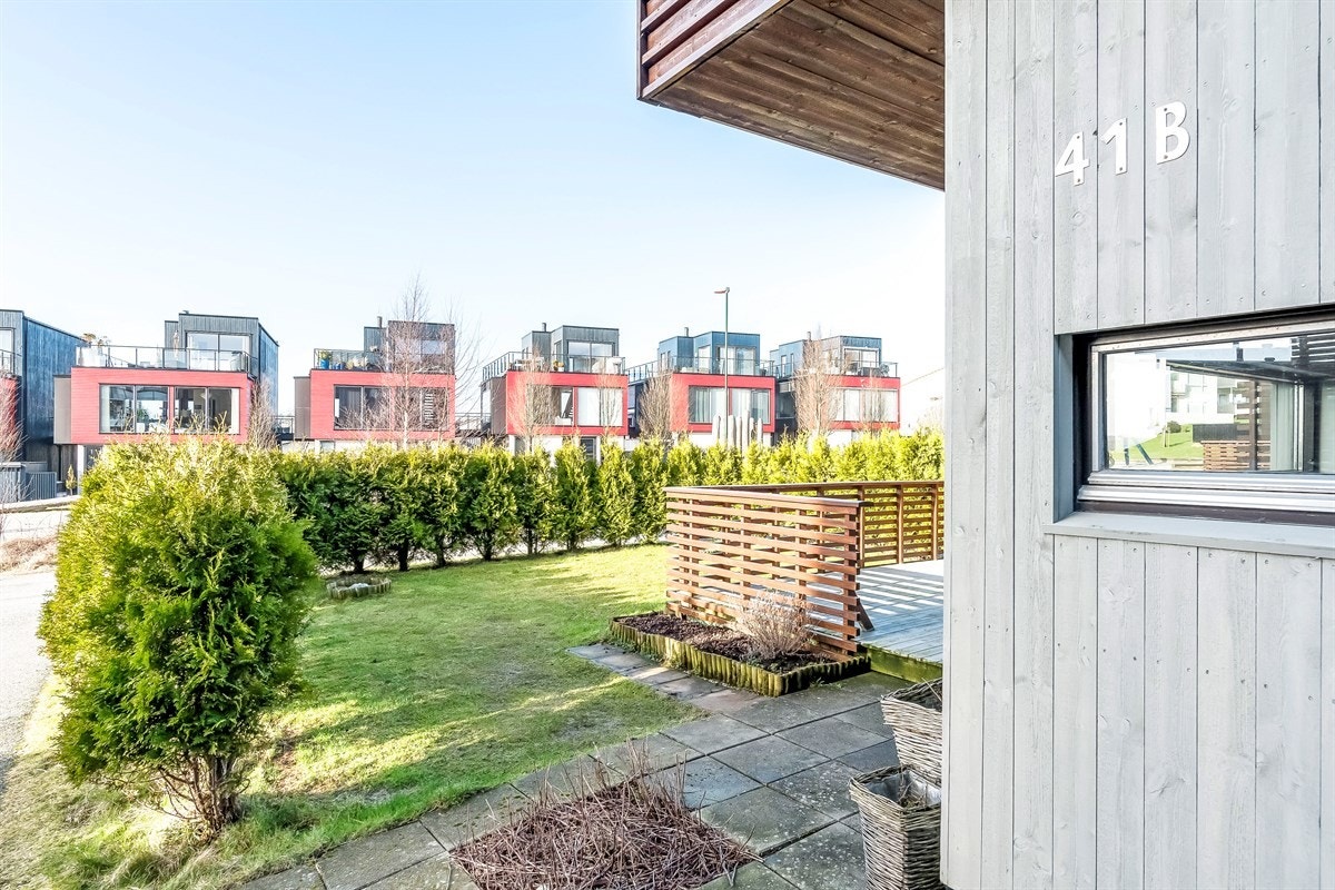 Uteplassen er godt avgrenset og skjermet for innsyn, og man har plass til både grill og utemøbler. Galleribilde